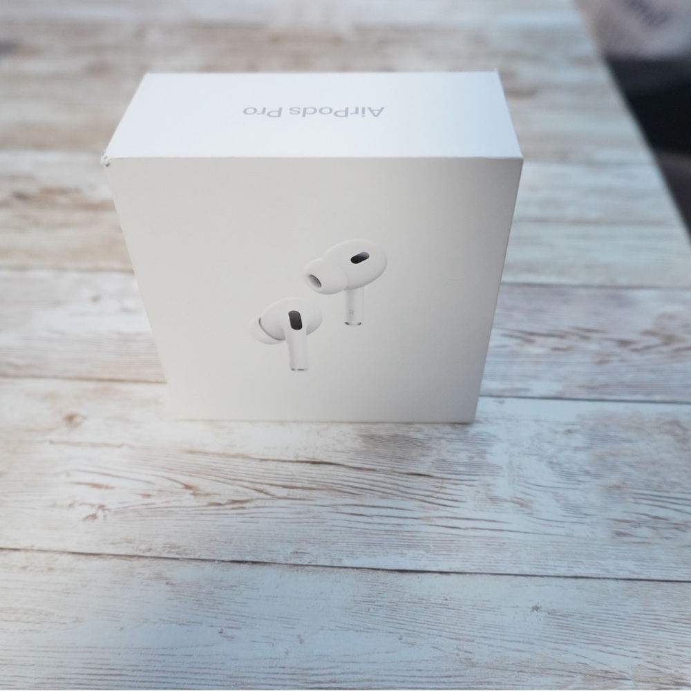 Apple AirPods Pro - Sleek White Design
